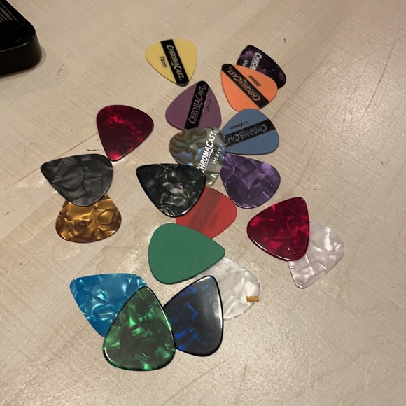 Guitar Picks and Guitar Capo - Picture 4 of 7